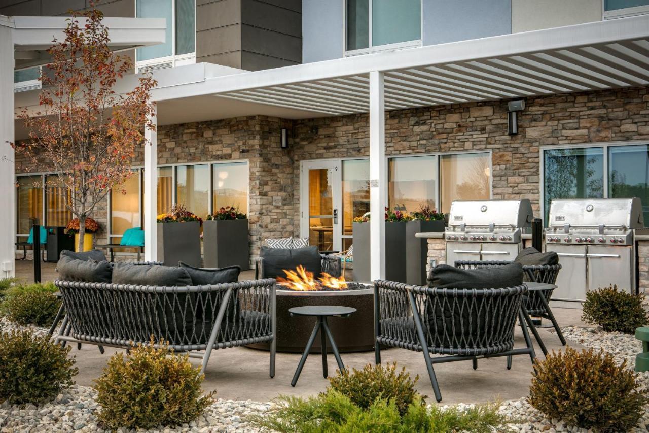 Towneplace Suites By Marriott Oconomowoc Exterior foto